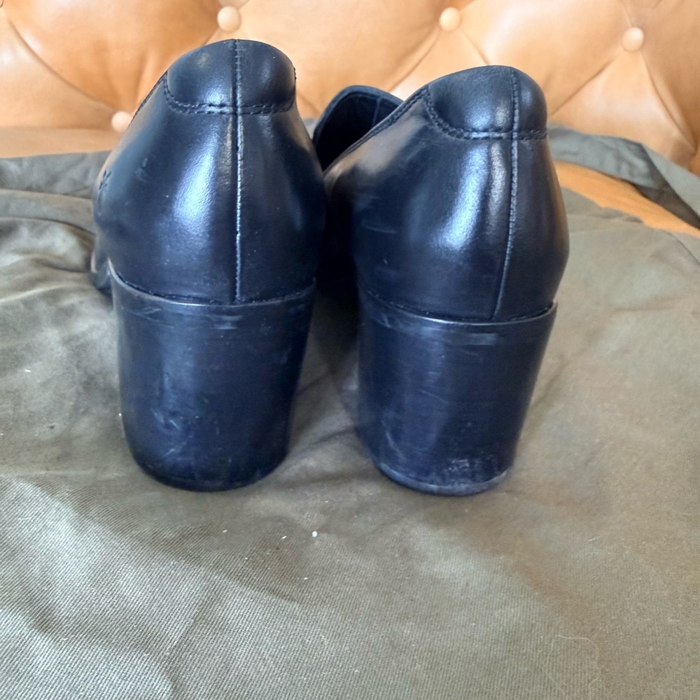 Frye Sadie Venetian loafer size 10 black
Excellent condition
Small scuffed area - Picture 4 of 7